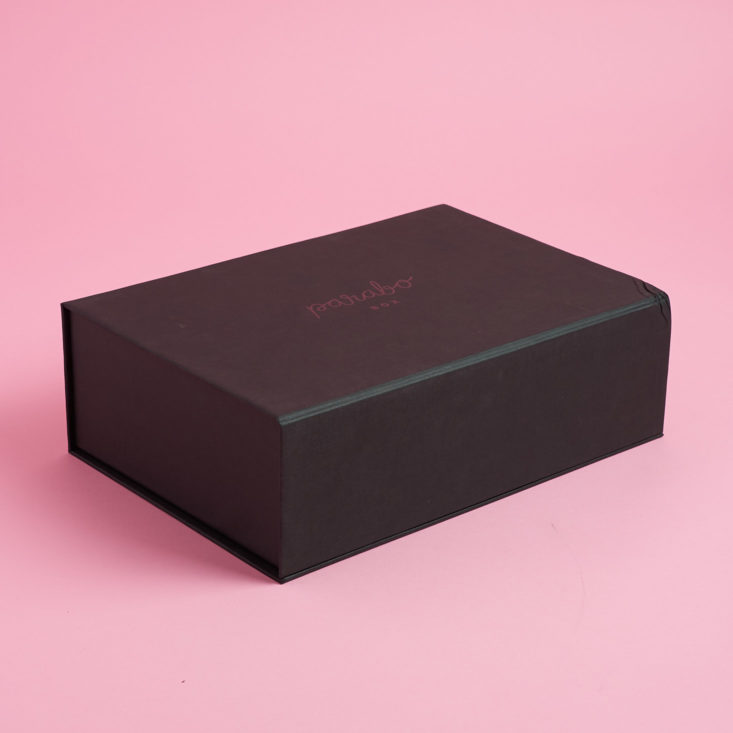 Parabo Box comes in a beautiful black box suitable for gifting.
