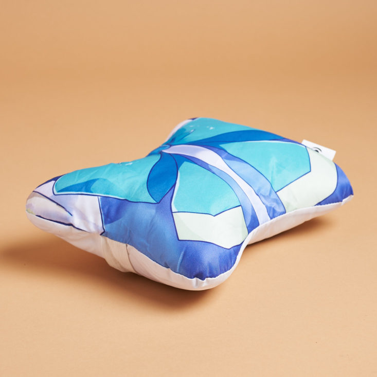akibento bow travel pillow from the side