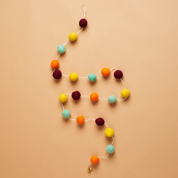 globein tea party strand of pom poms