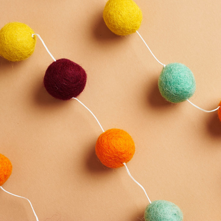 globein tea party pompom garland