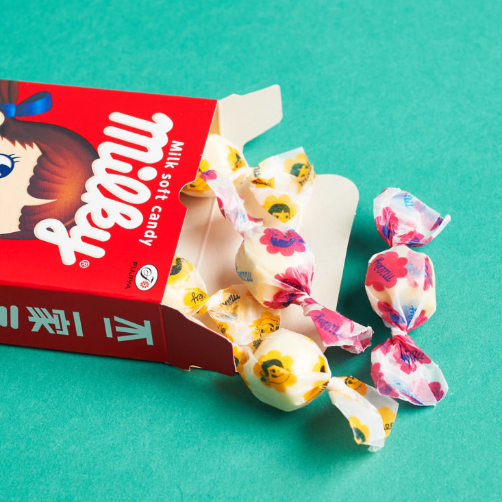 Korean Snacks Box October 2018 - Milk Soft Candy Pekq Box Open
