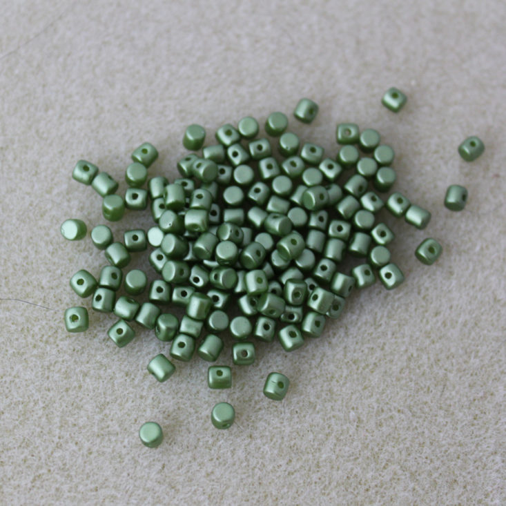 Adornable Elements Beads of the Month March 2019 - Pastel Olivine Minos par Puca (6.2g) Open Top