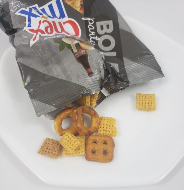 MONTHLY BOX OF FOOD AND SNACK REVIEW MAY 2019 - Chez Mix Bold Party Mix In Plate Top