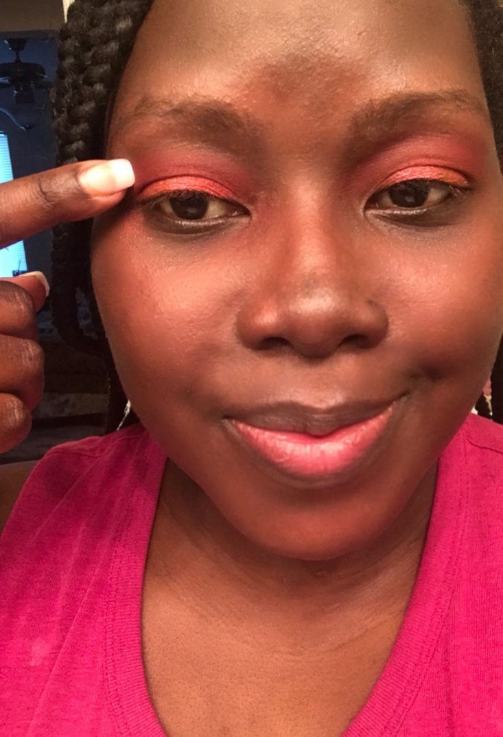 Boxycharm Tutorial November 2019 - Pointing to the pink color in my crease